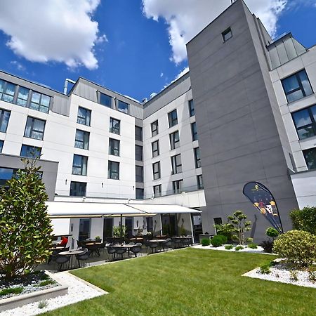 Aniroc Signature Hotel Arad Esterno foto The courtyard of the new building