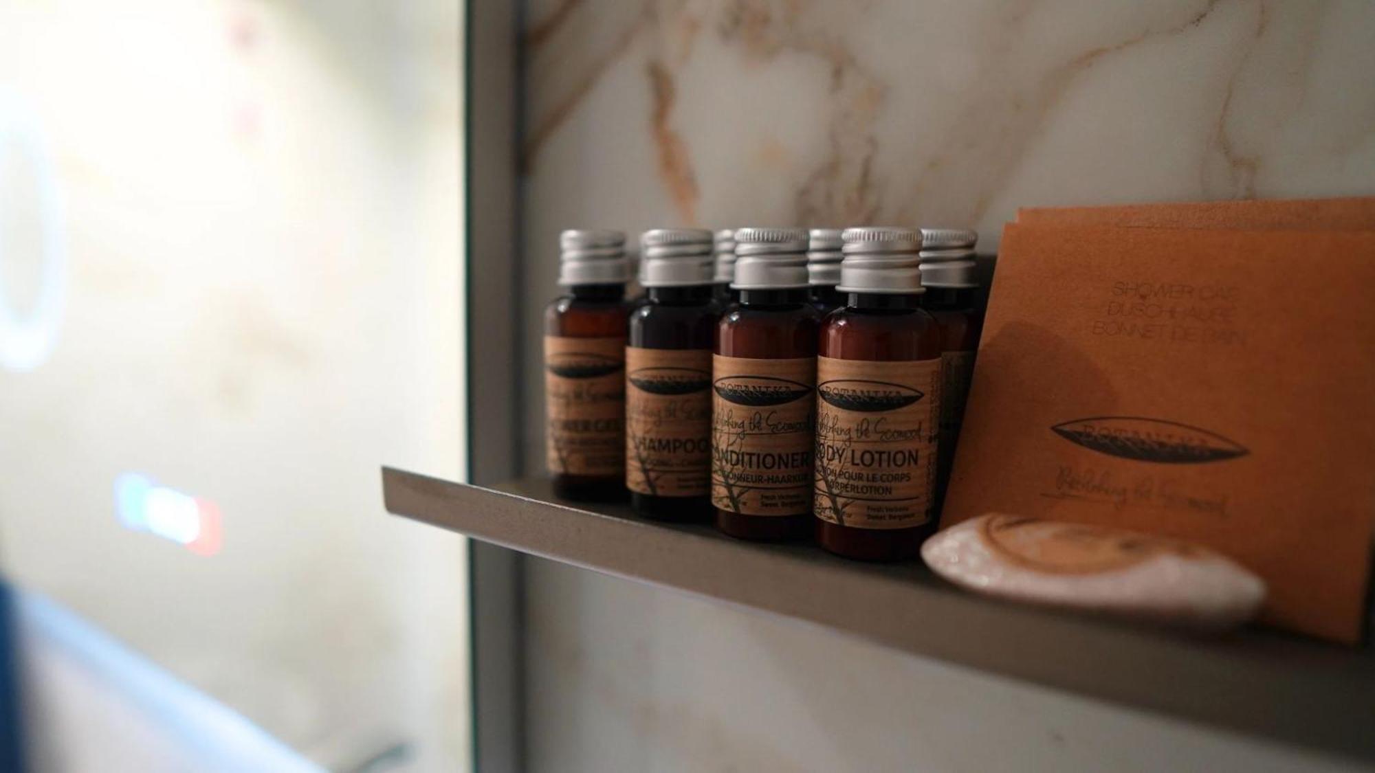 Aniroc Signature Hotel Arad Esterno foto A selection of toiletries