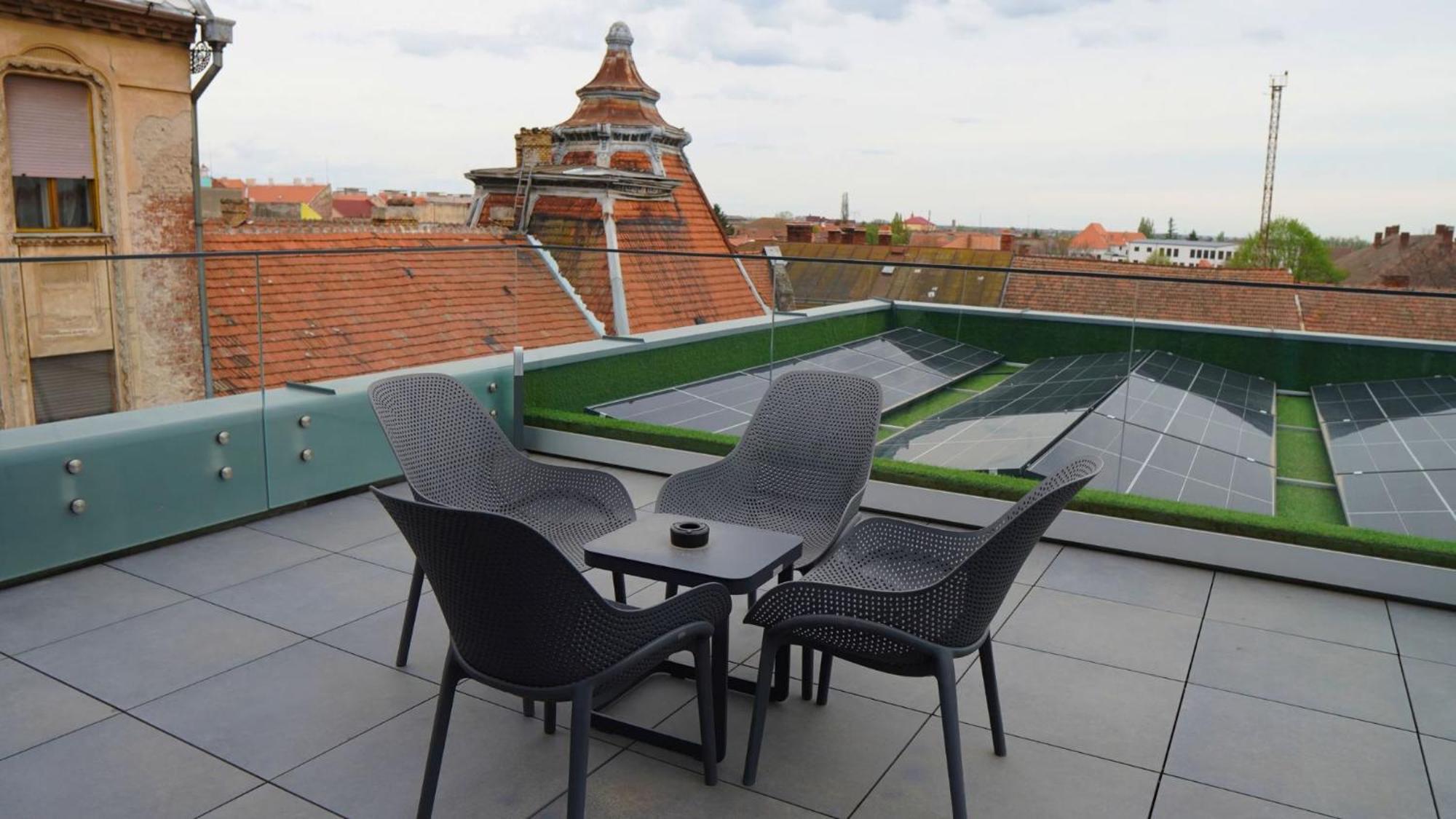 Aniroc Signature Hotel Arad Esterno foto Rooftop terrace