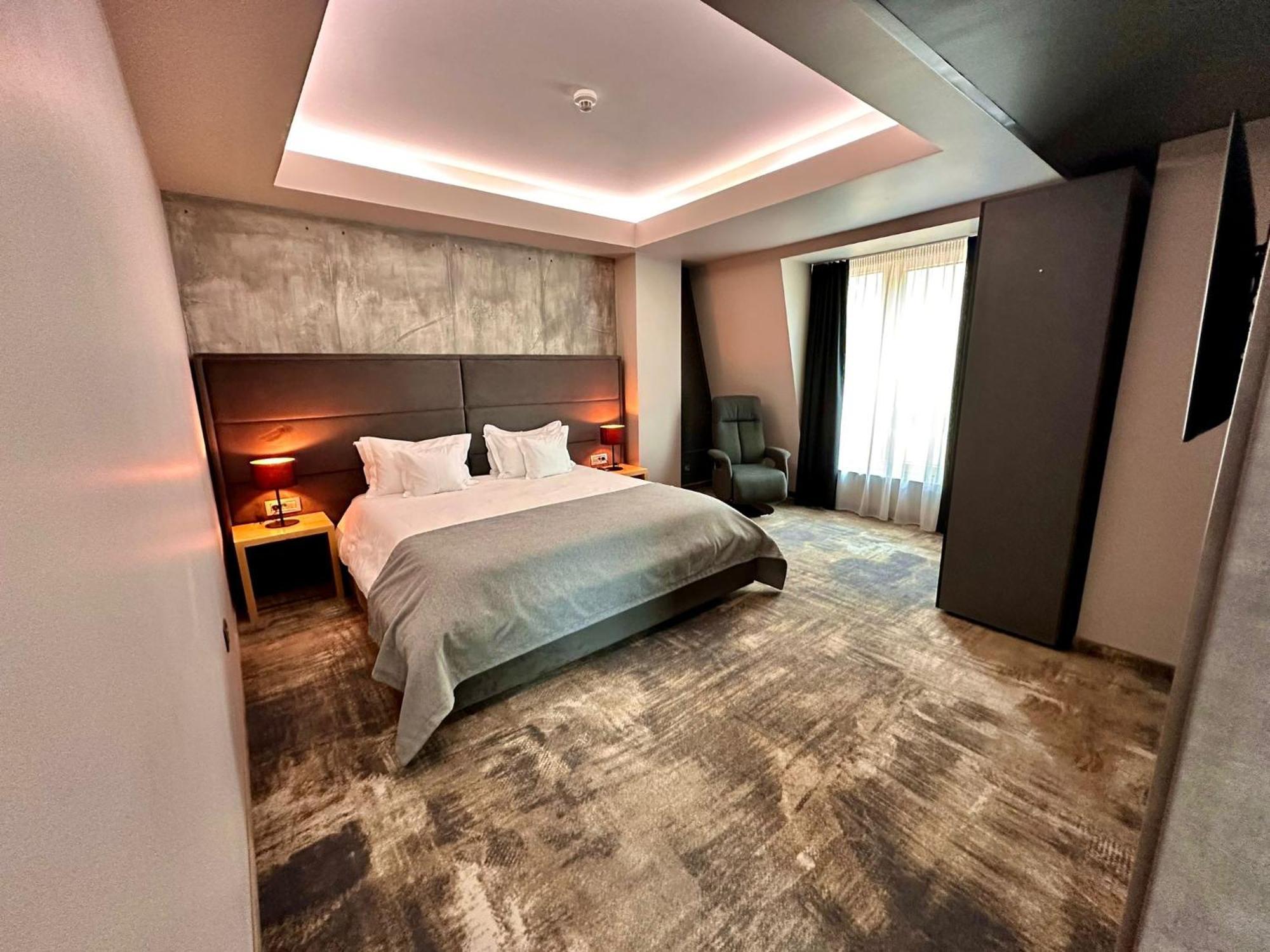 Aniroc Signature Hotel Arad Esterno foto A room at the hotel