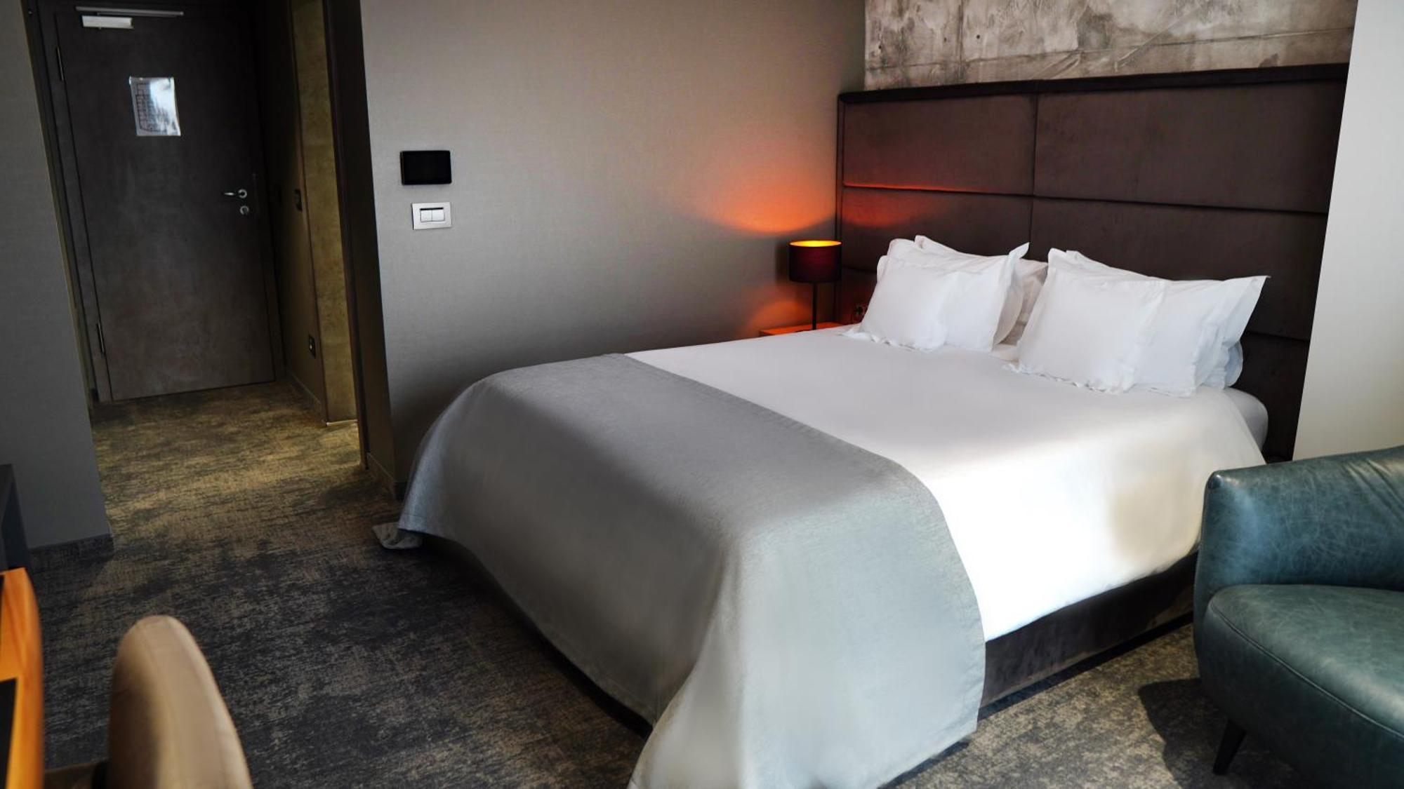 Aniroc Signature Hotel Arad Esterno foto A room at the hotel