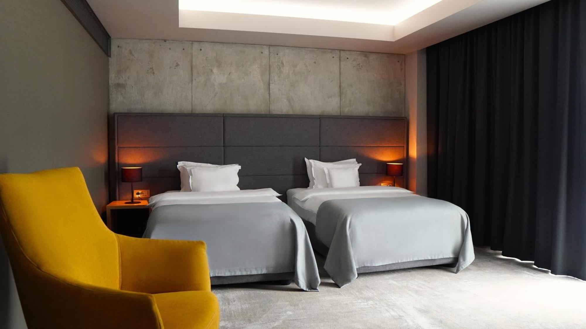 Aniroc Signature Hotel Arad Esterno foto A room at the hotel