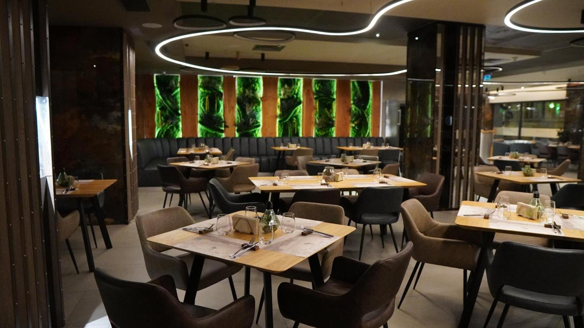 Aniroc Signature Hotel Arad Esterno foto The interior of the restaurant