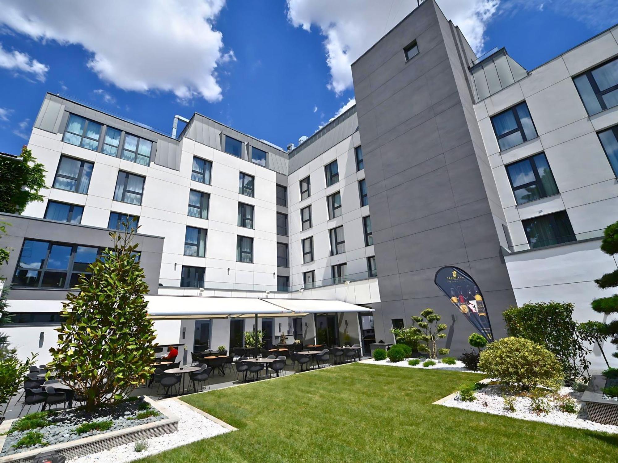 Aniroc Signature Hotel Arad Esterno foto The courtyard of the new building