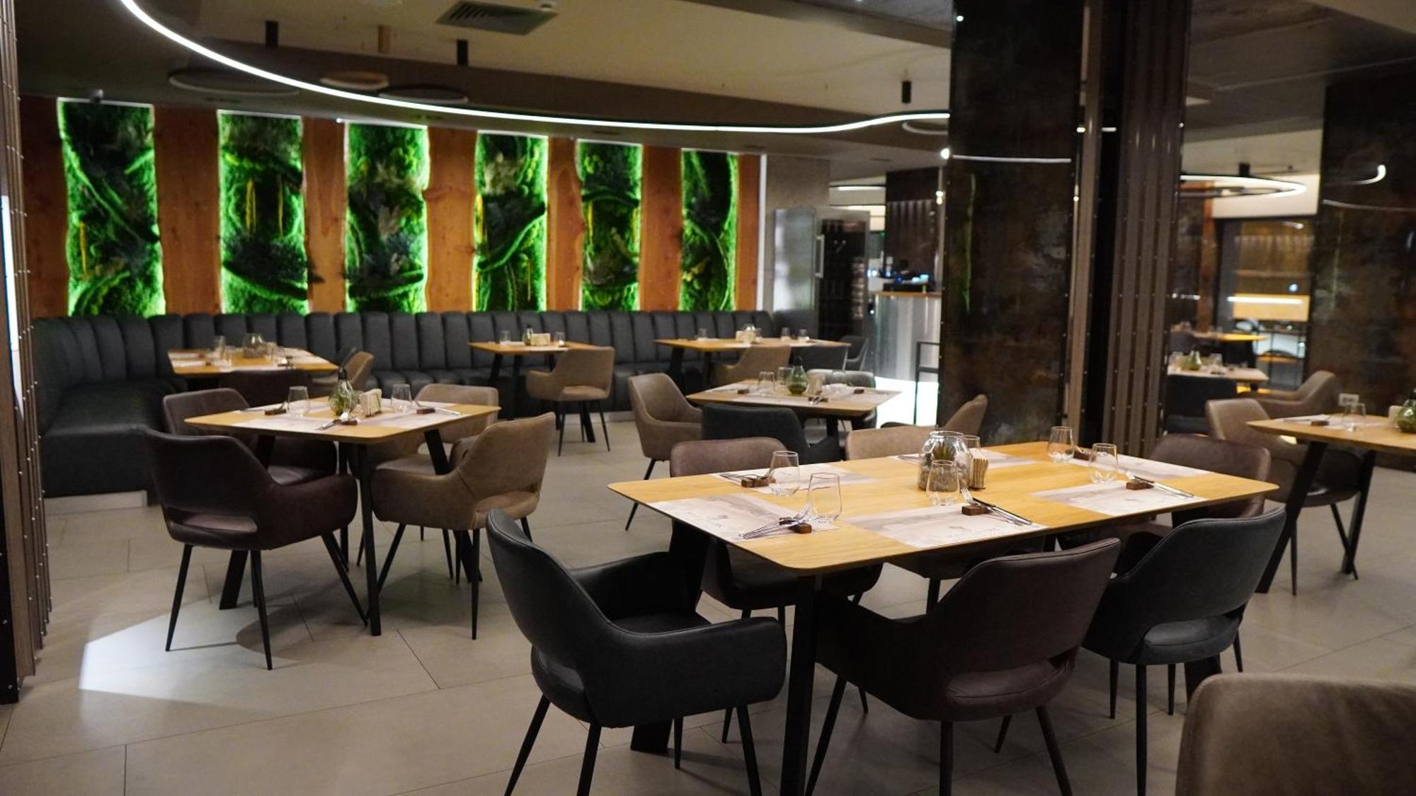 Aniroc Signature Hotel Arad Esterno foto The interior of the restaurant
