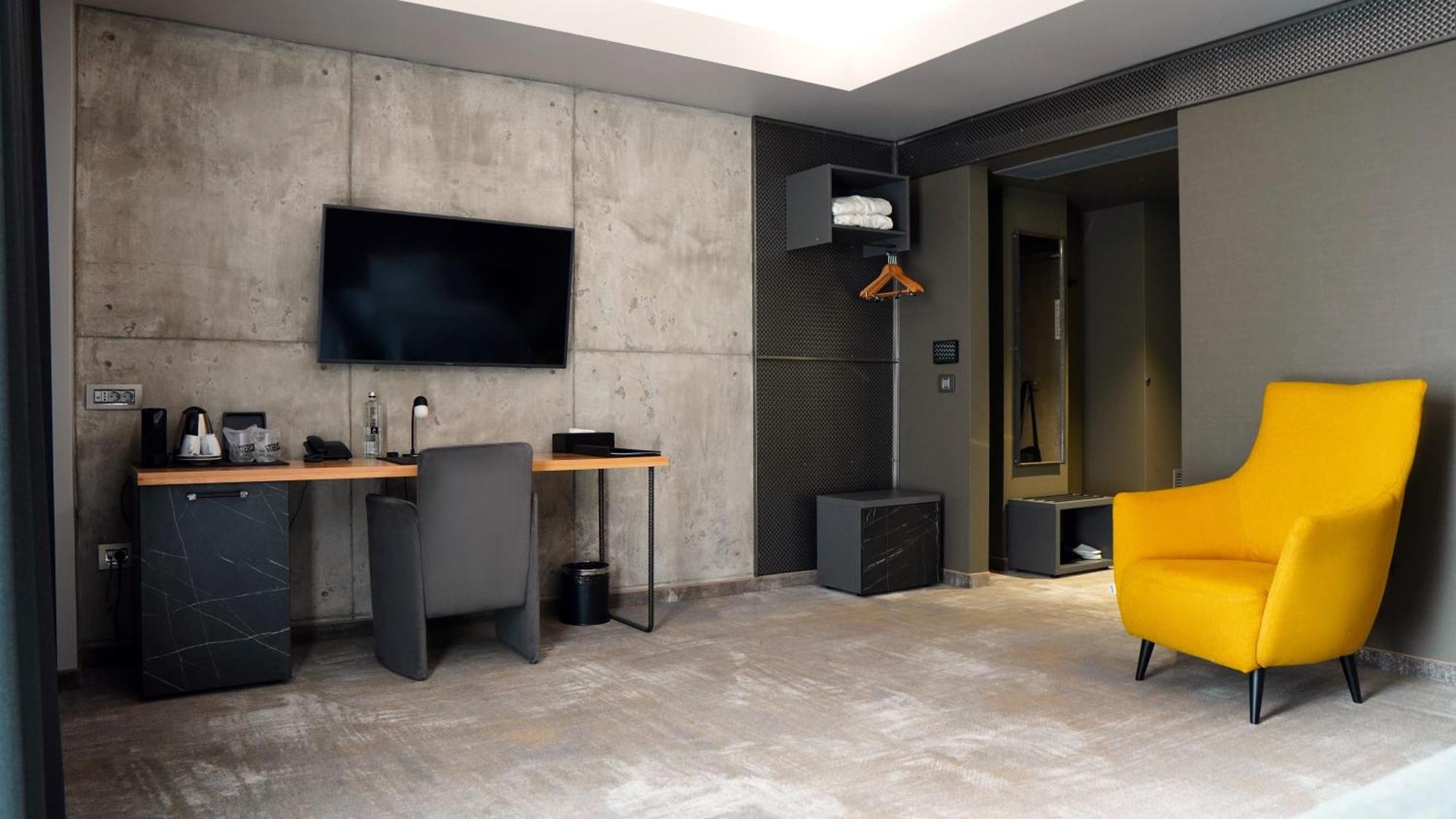 Aniroc Signature Hotel Arad Esterno foto A room at the hotel
