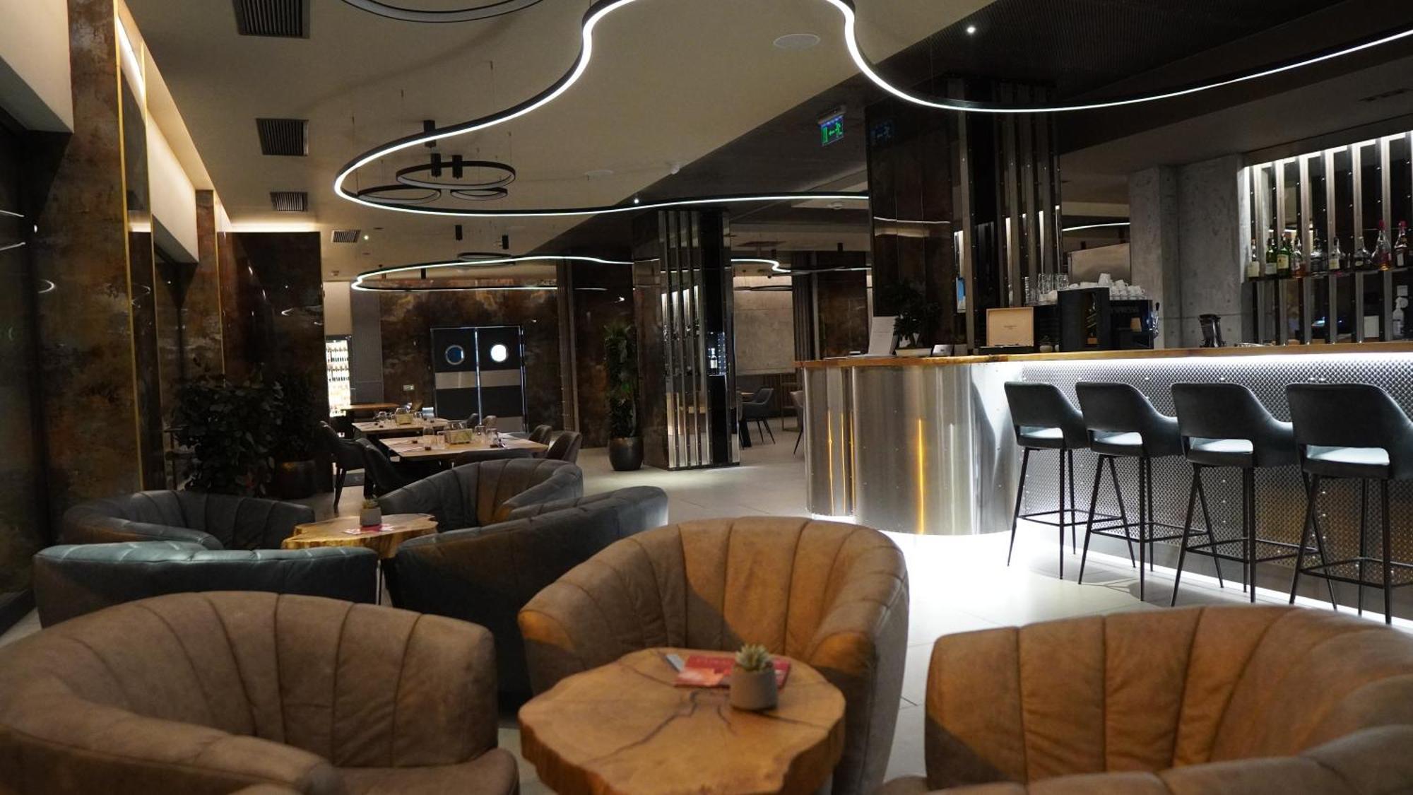 Aniroc Signature Hotel Arad Esterno foto The lounge at the airport