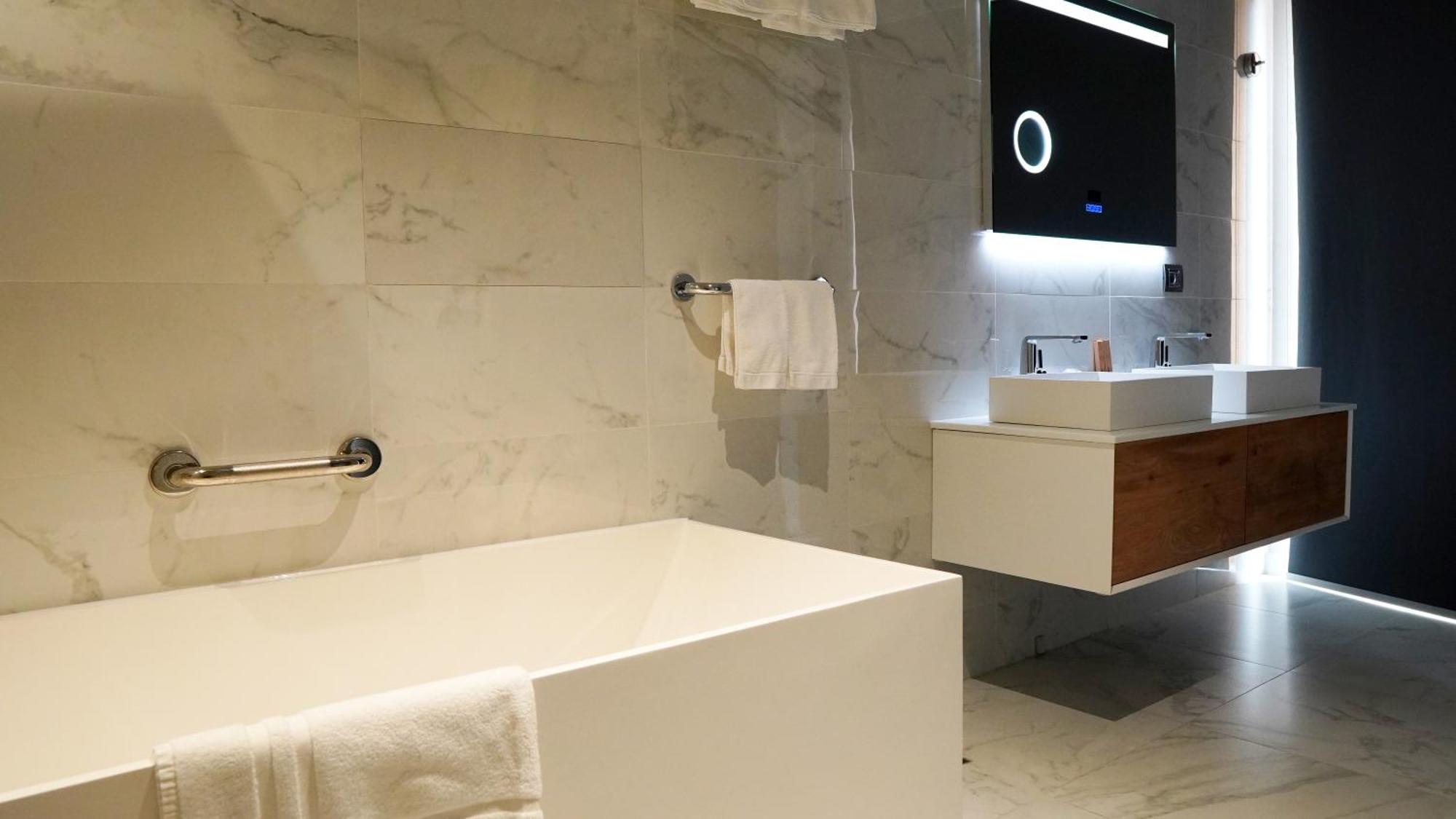 Aniroc Signature Hotel Arad Esterno foto Bathroom