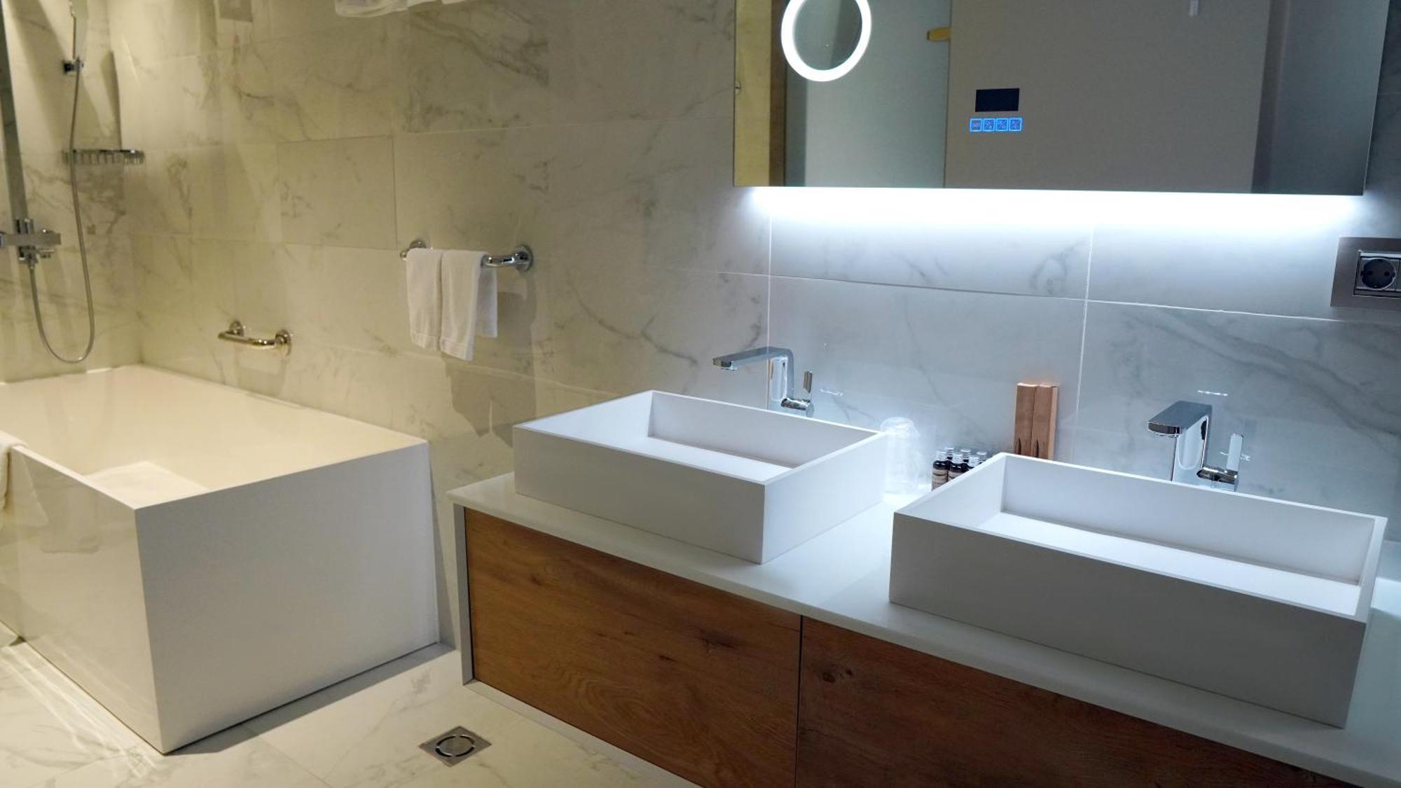 Aniroc Signature Hotel Arad Esterno foto Bathroom with LED lighting