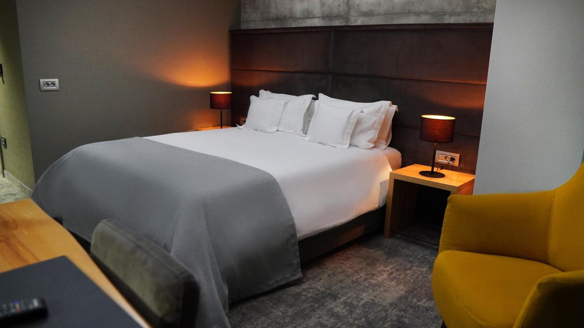 Aniroc Signature Hotel Arad Esterno foto A bedroom at the hotel