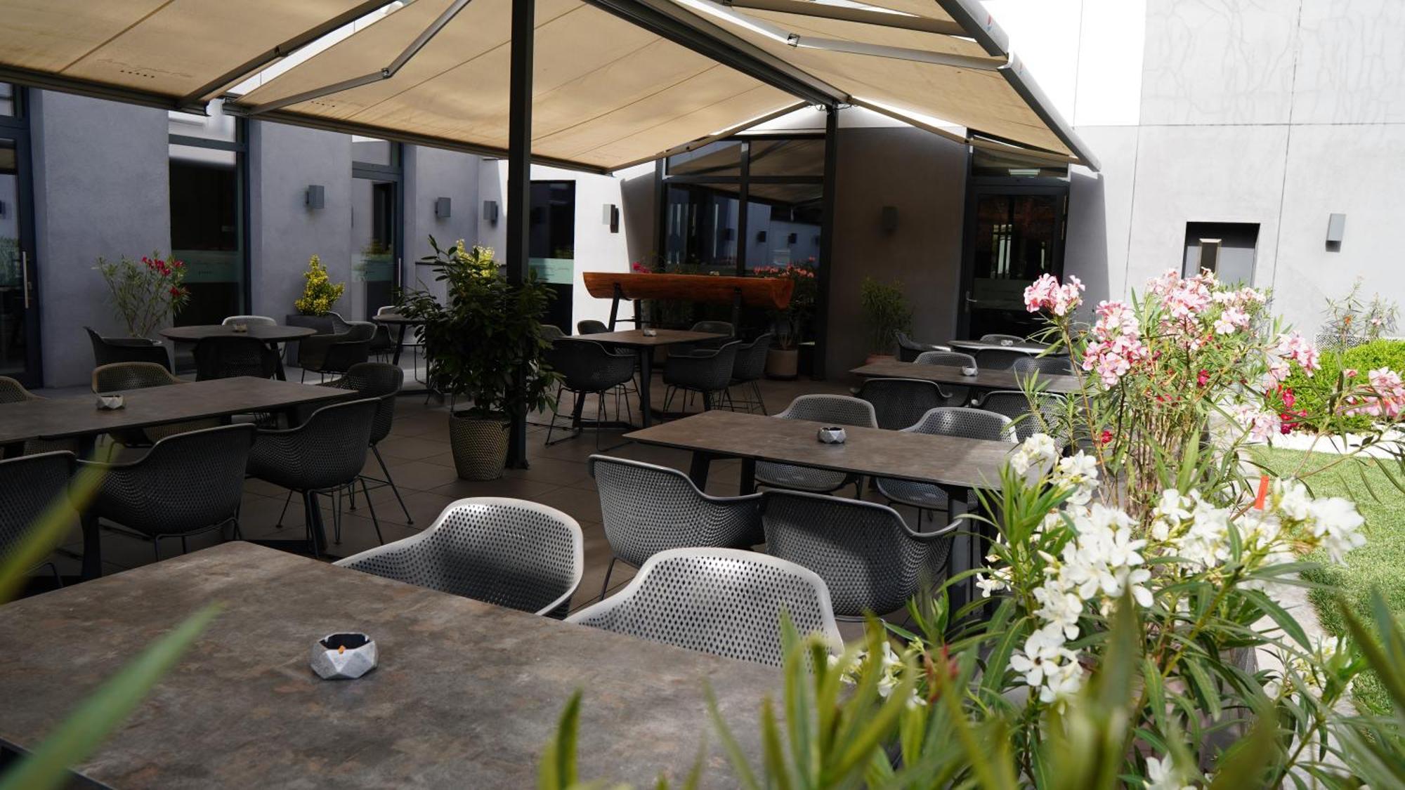 Aniroc Signature Hotel Arad Esterno foto The patio at the restaurant