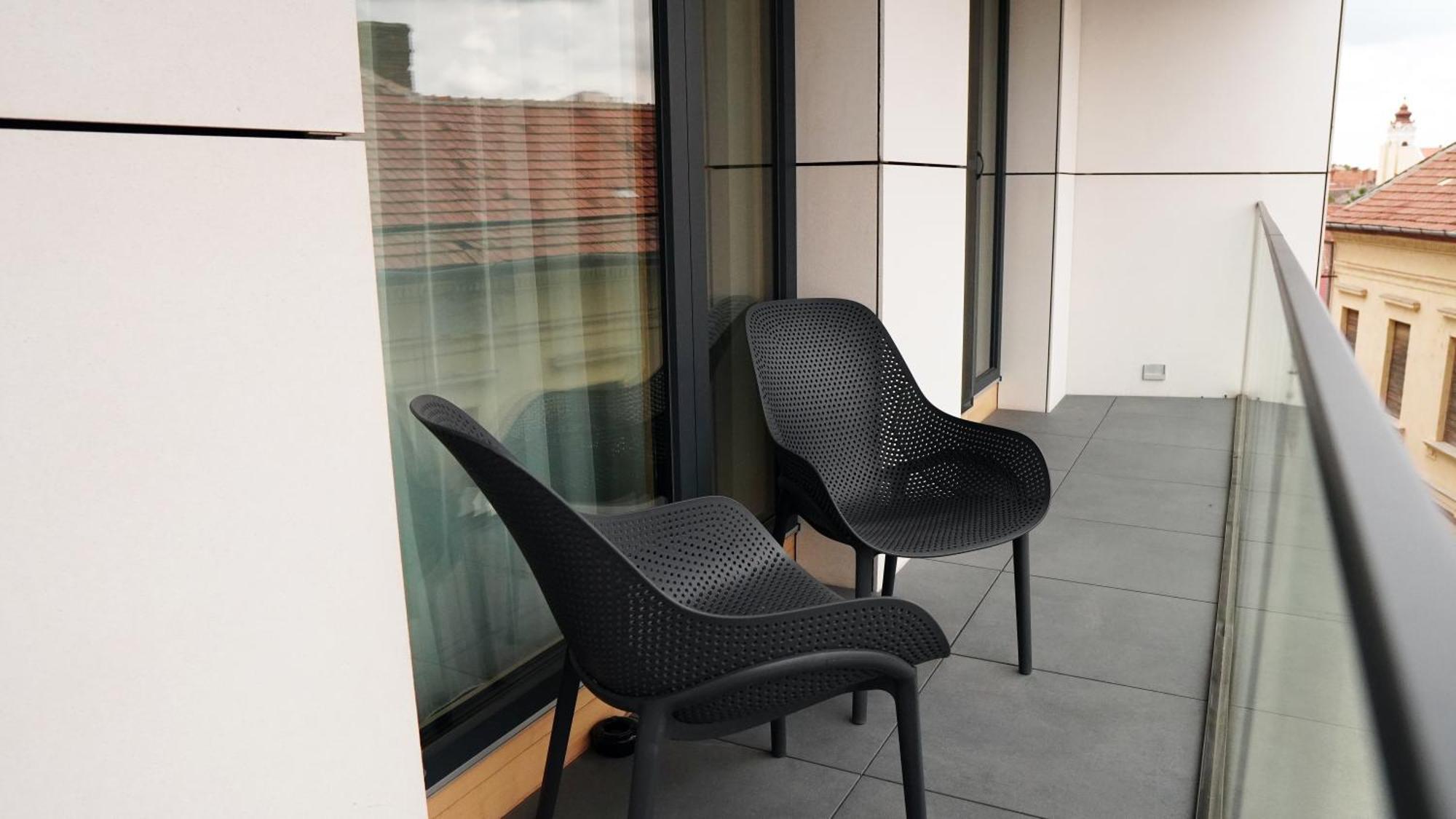 Aniroc Signature Hotel Arad Esterno foto A balcony in a residential apartment