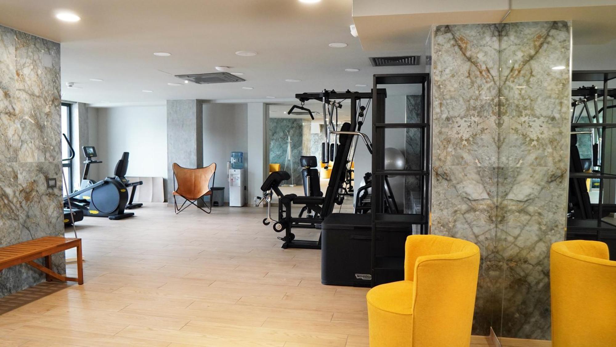 Aniroc Signature Hotel Arad Esterno foto The gym at the hotel