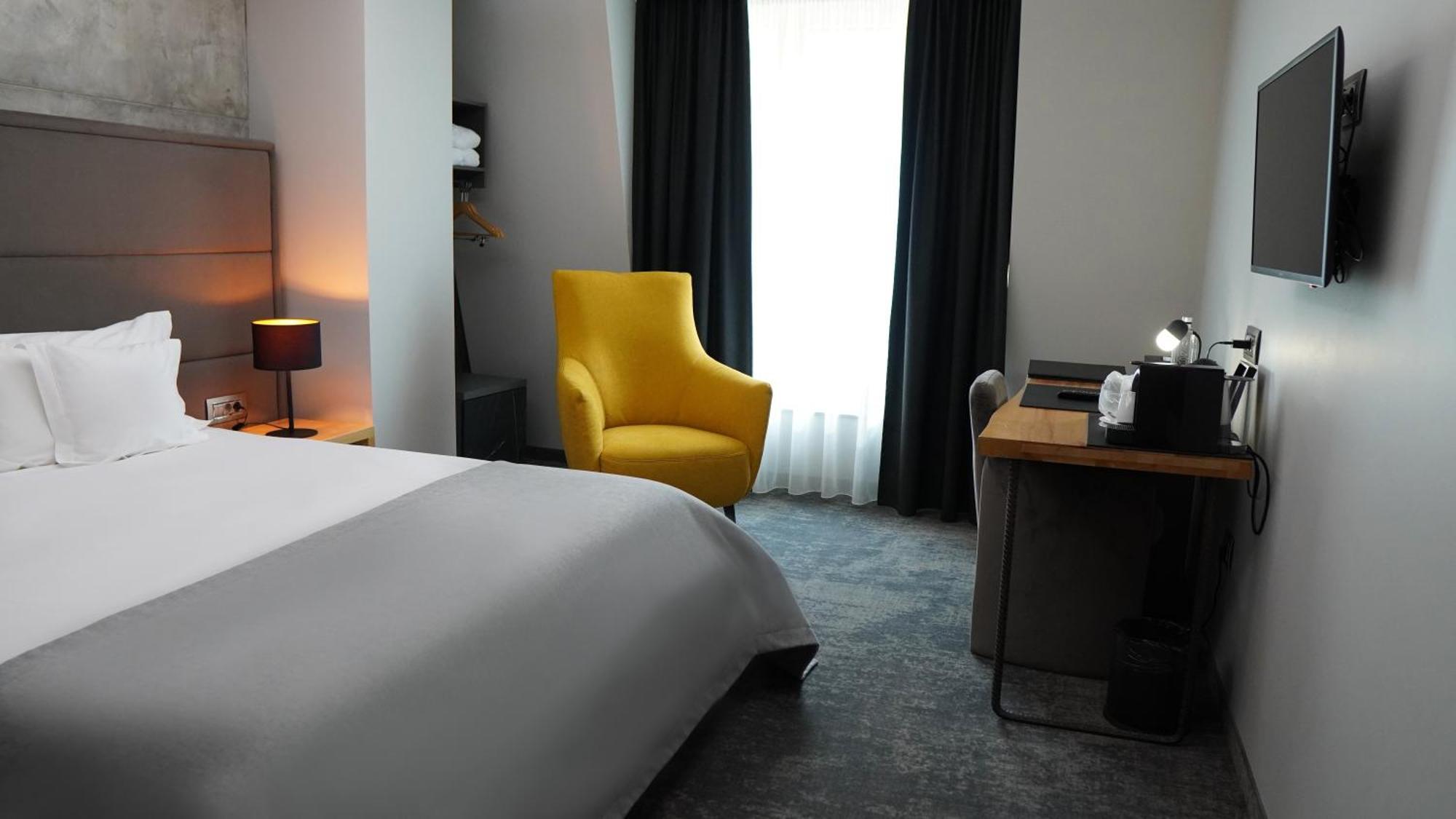 Aniroc Signature Hotel Arad Esterno foto A room at the hotel