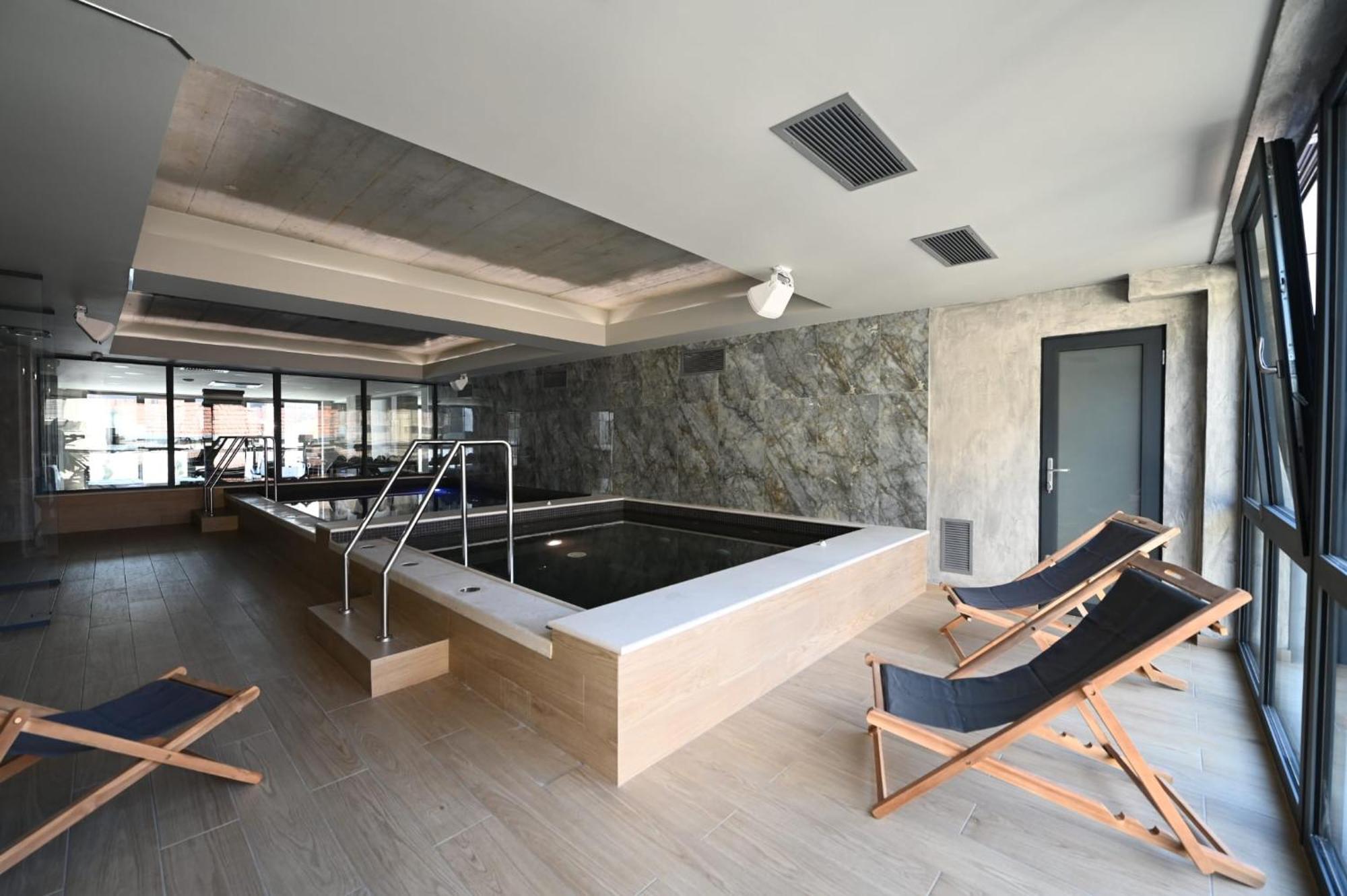Aniroc Signature Hotel Arad Esterno foto A private spa in a hotel