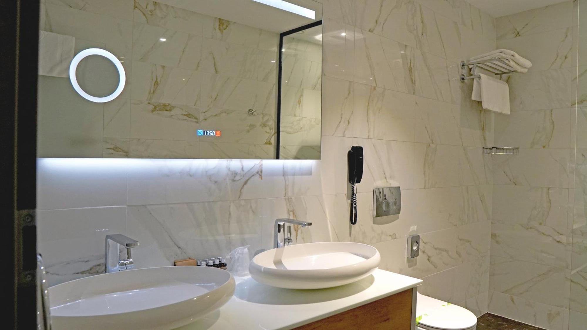 Aniroc Signature Hotel Arad Esterno foto Bathroom