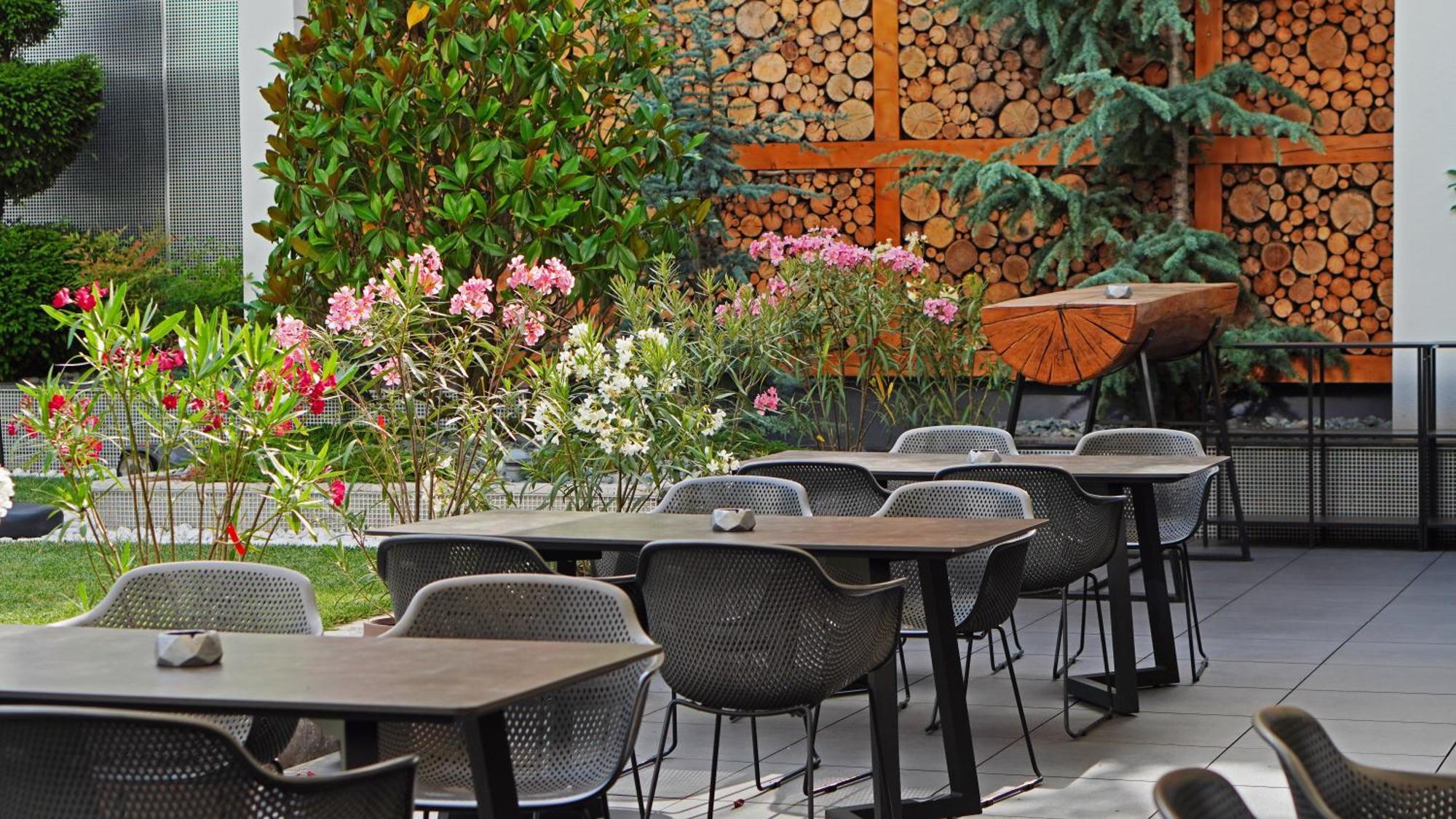 Aniroc Signature Hotel Arad Esterno foto The outdoor terrace