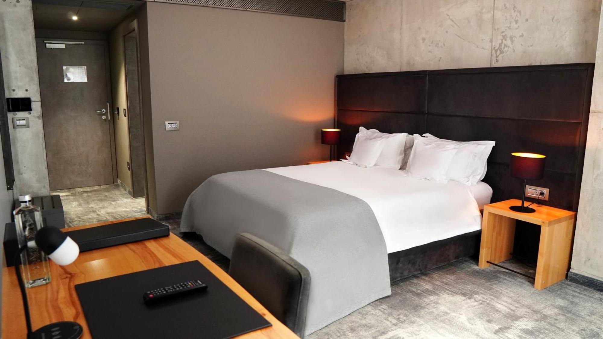 Aniroc Signature Hotel Arad Esterno foto A room at the hotel