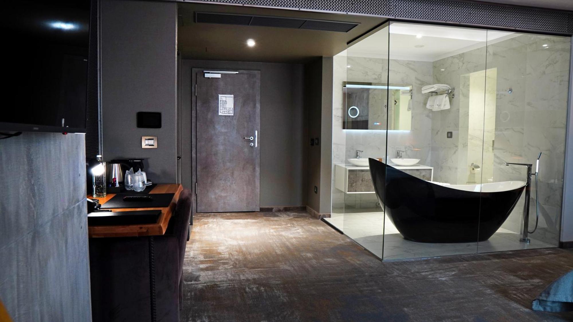 Aniroc Signature Hotel Arad Esterno foto A bathroom at the hotel