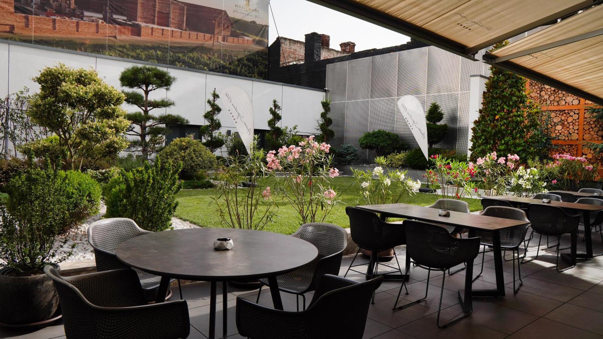 Aniroc Signature Hotel Arad Esterno foto The garden