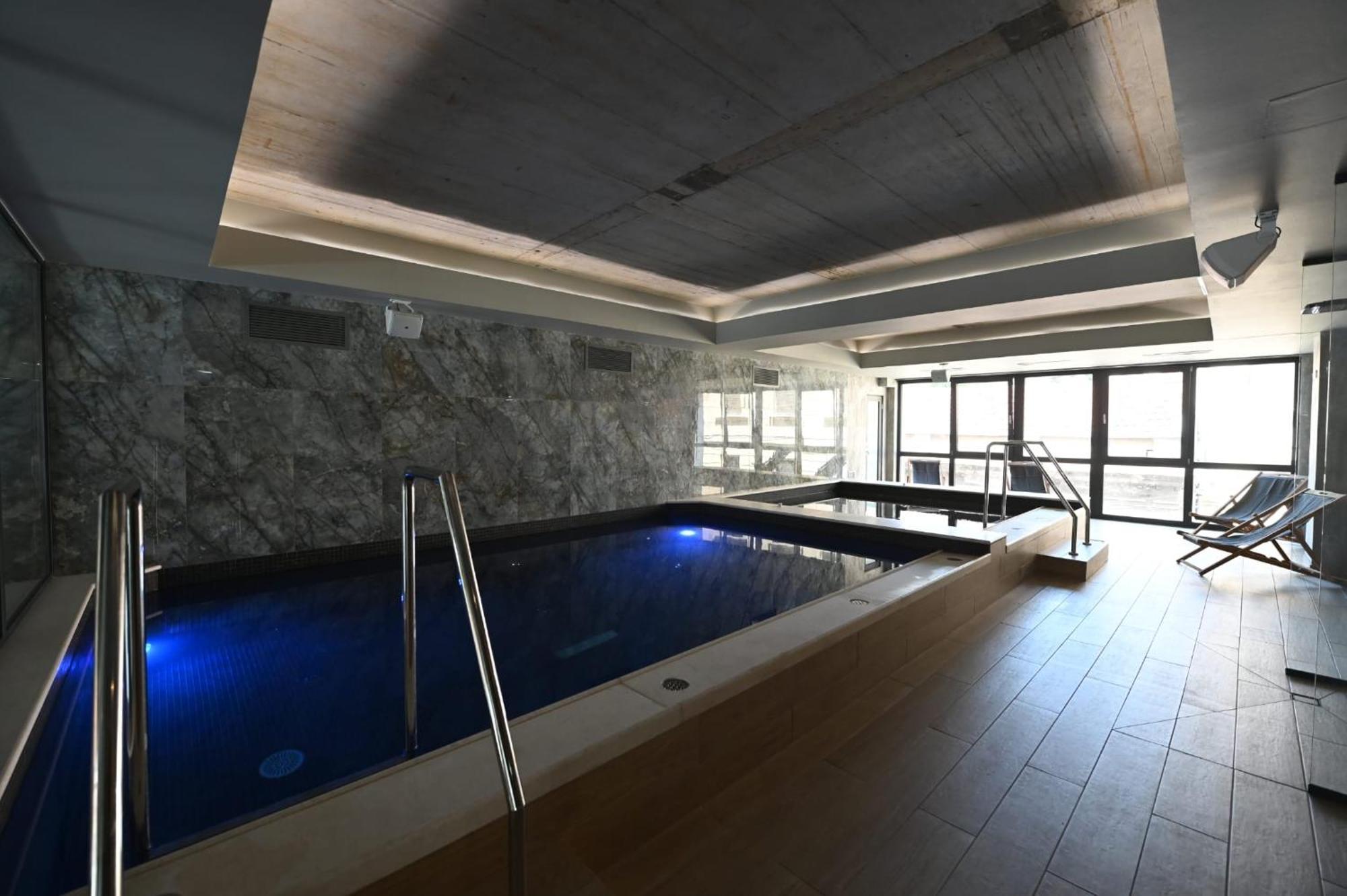 Aniroc Signature Hotel Arad Esterno foto The pool at the hotel