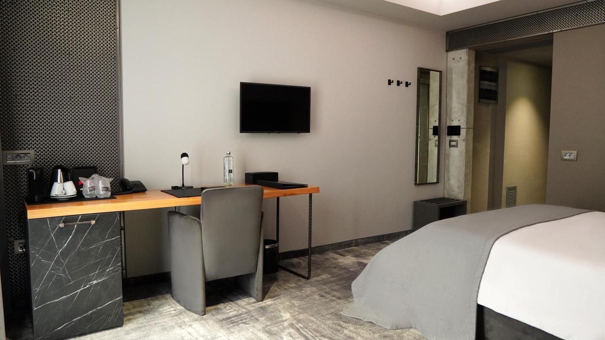 Aniroc Signature Hotel Arad Esterno foto A room at the hotel