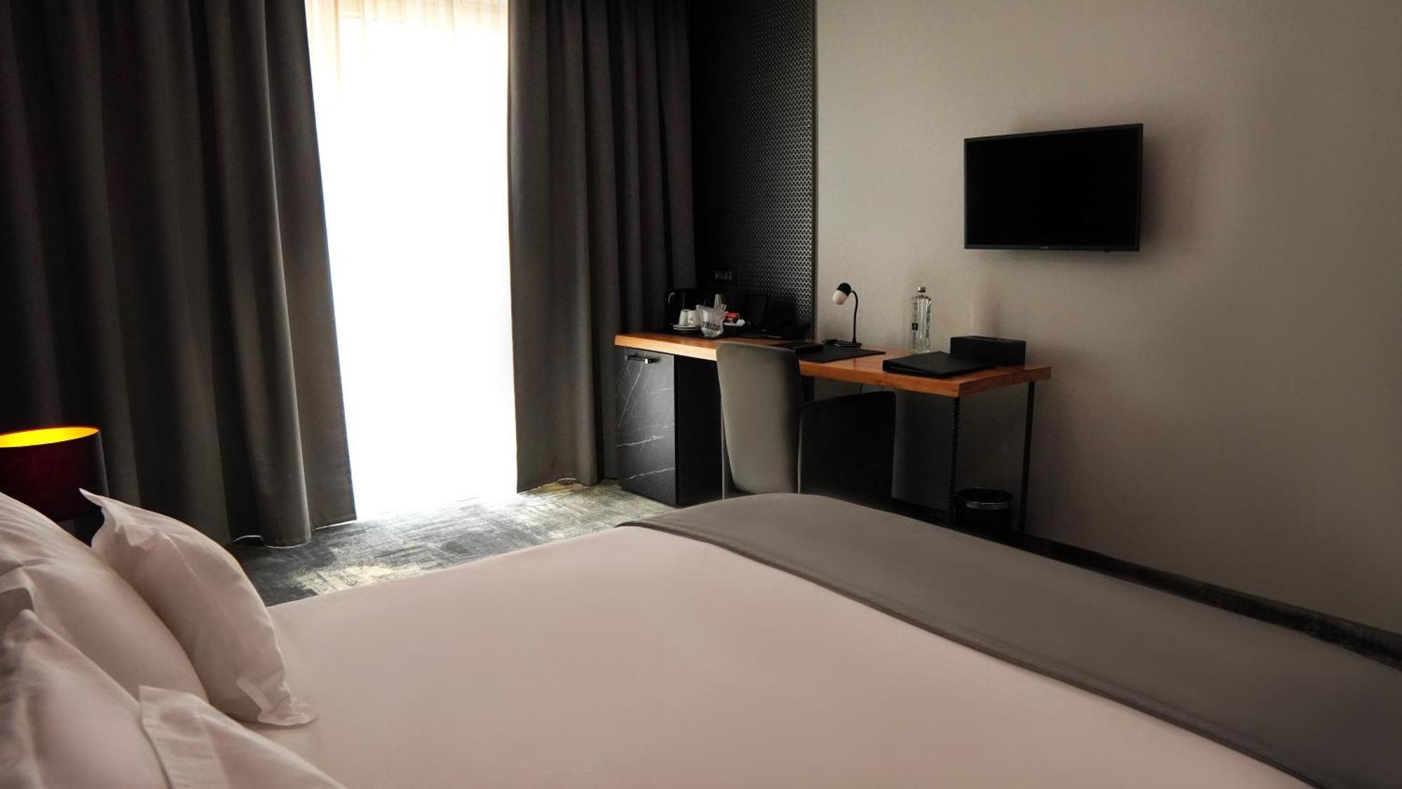 Aniroc Signature Hotel Arad Esterno foto A room at the hotel