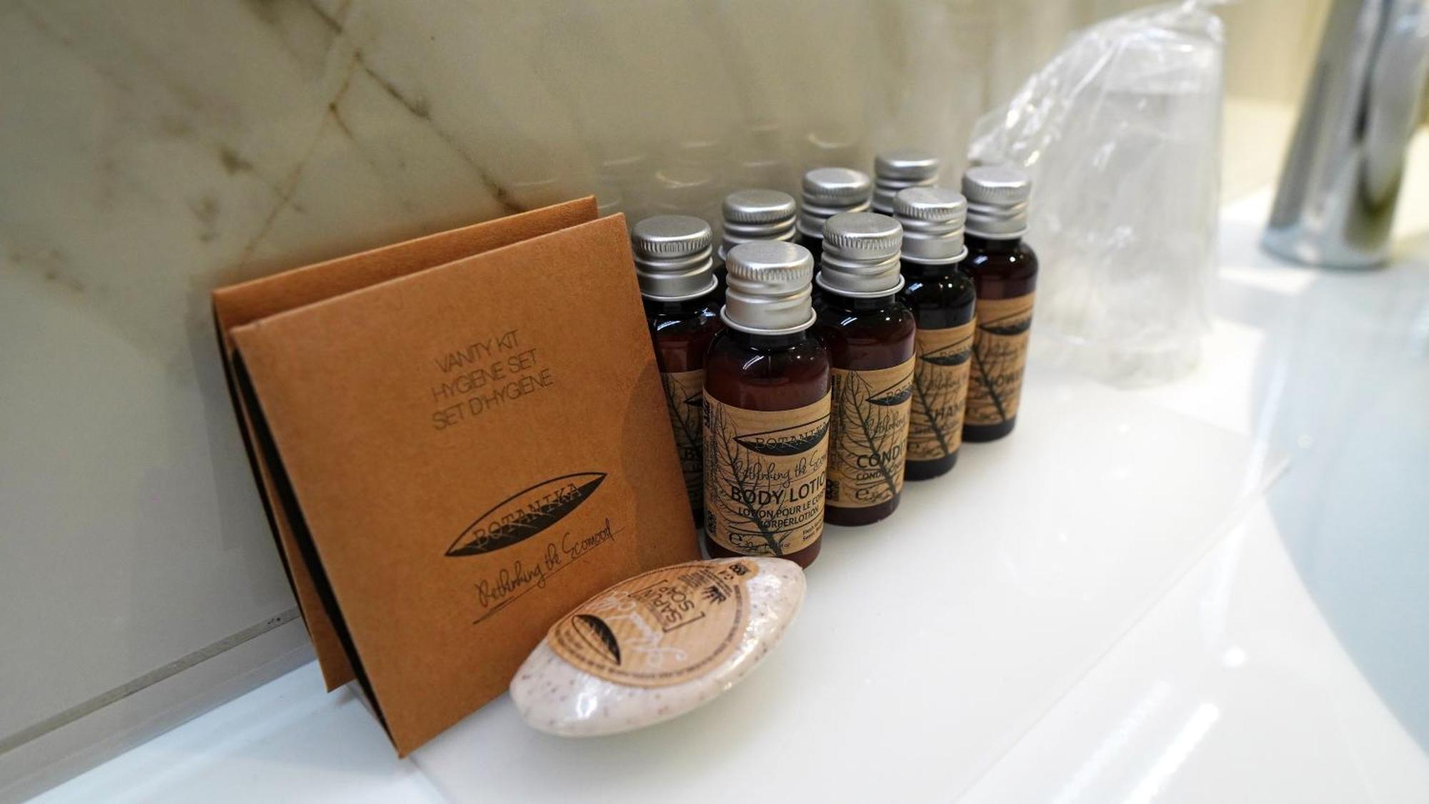 Aniroc Signature Hotel Arad Esterno foto A selection of hotel amenities