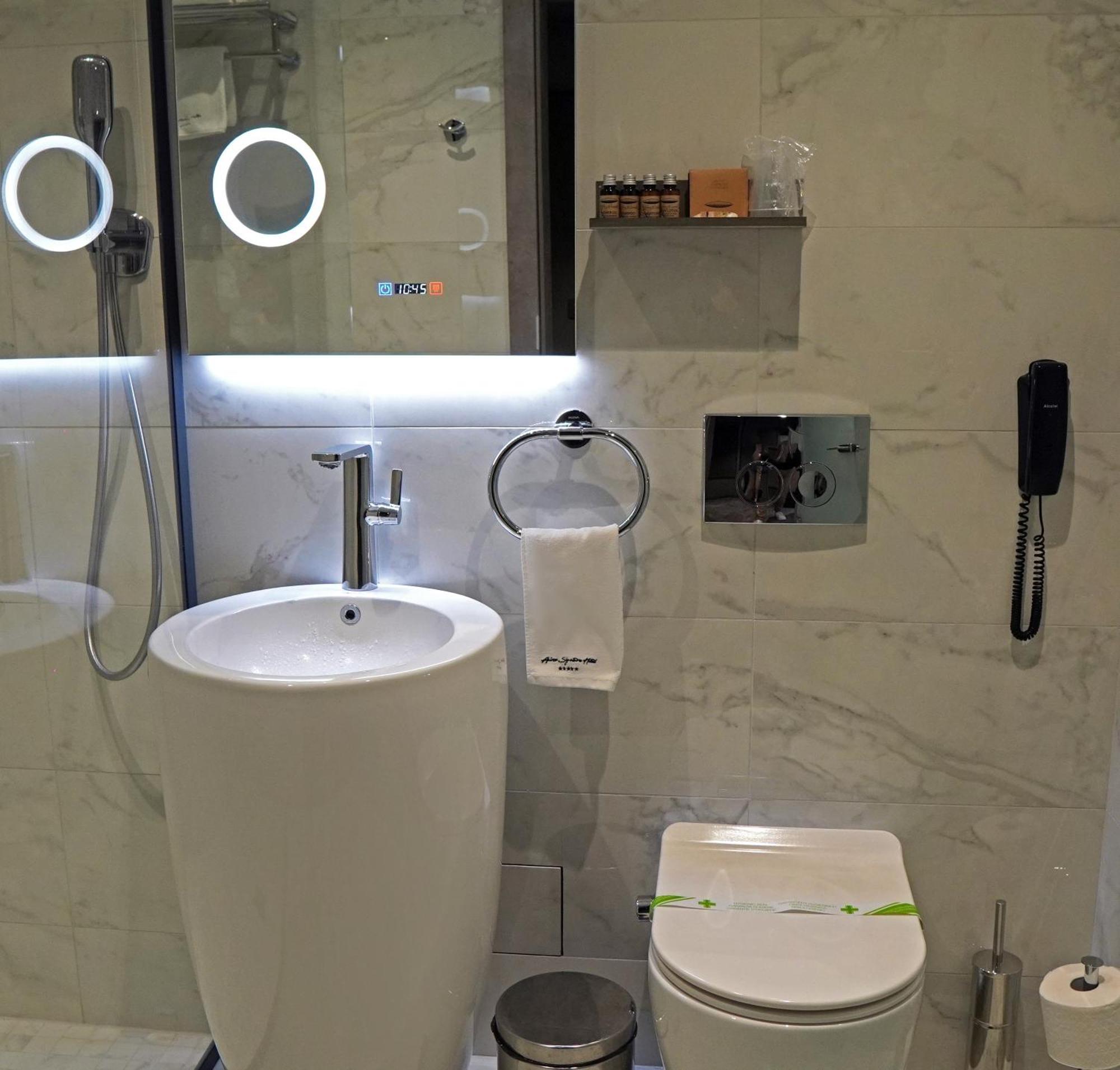 Aniroc Signature Hotel Arad Esterno foto Bathroom in a hotel