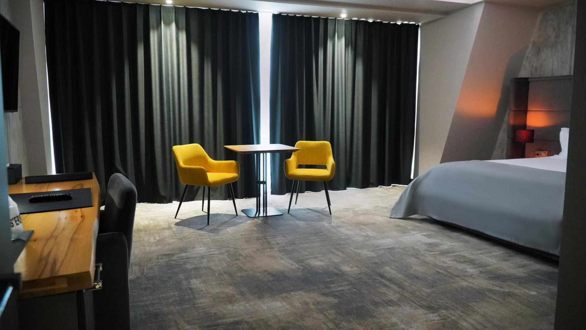 Aniroc Signature Hotel Arad Esterno foto A room at the hotel