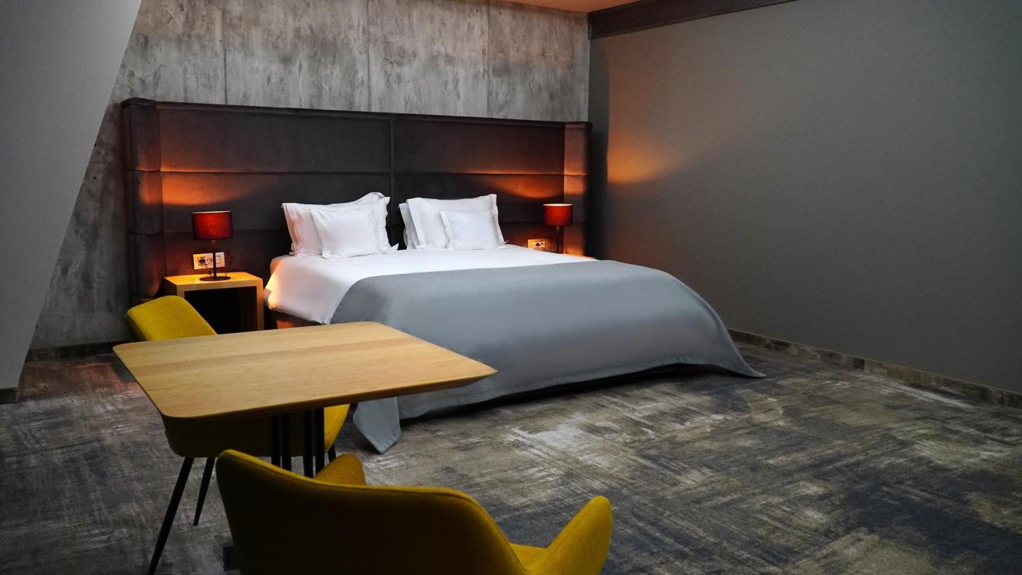 Aniroc Signature Hotel Arad Esterno foto A room at the hotel