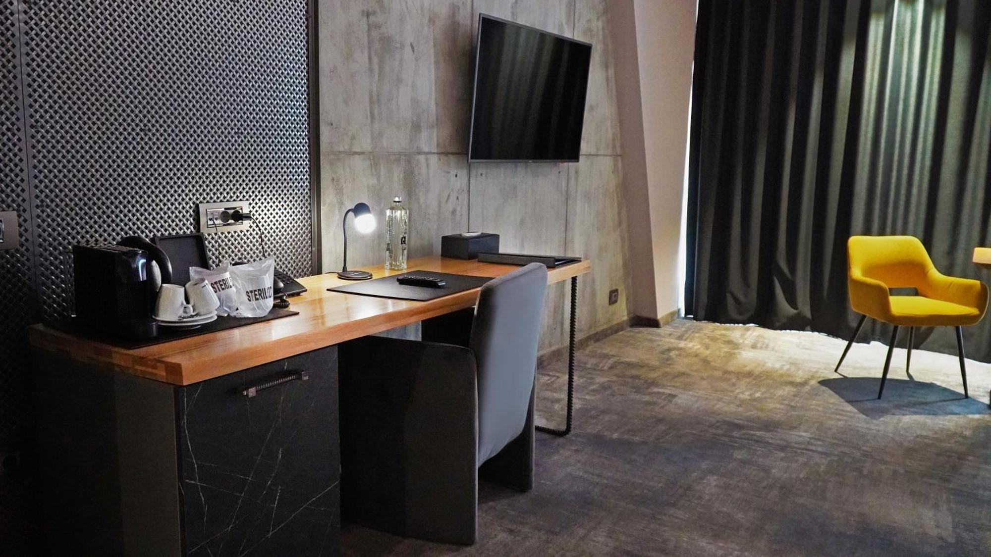 Aniroc Signature Hotel Arad Esterno foto A room at the hotel
